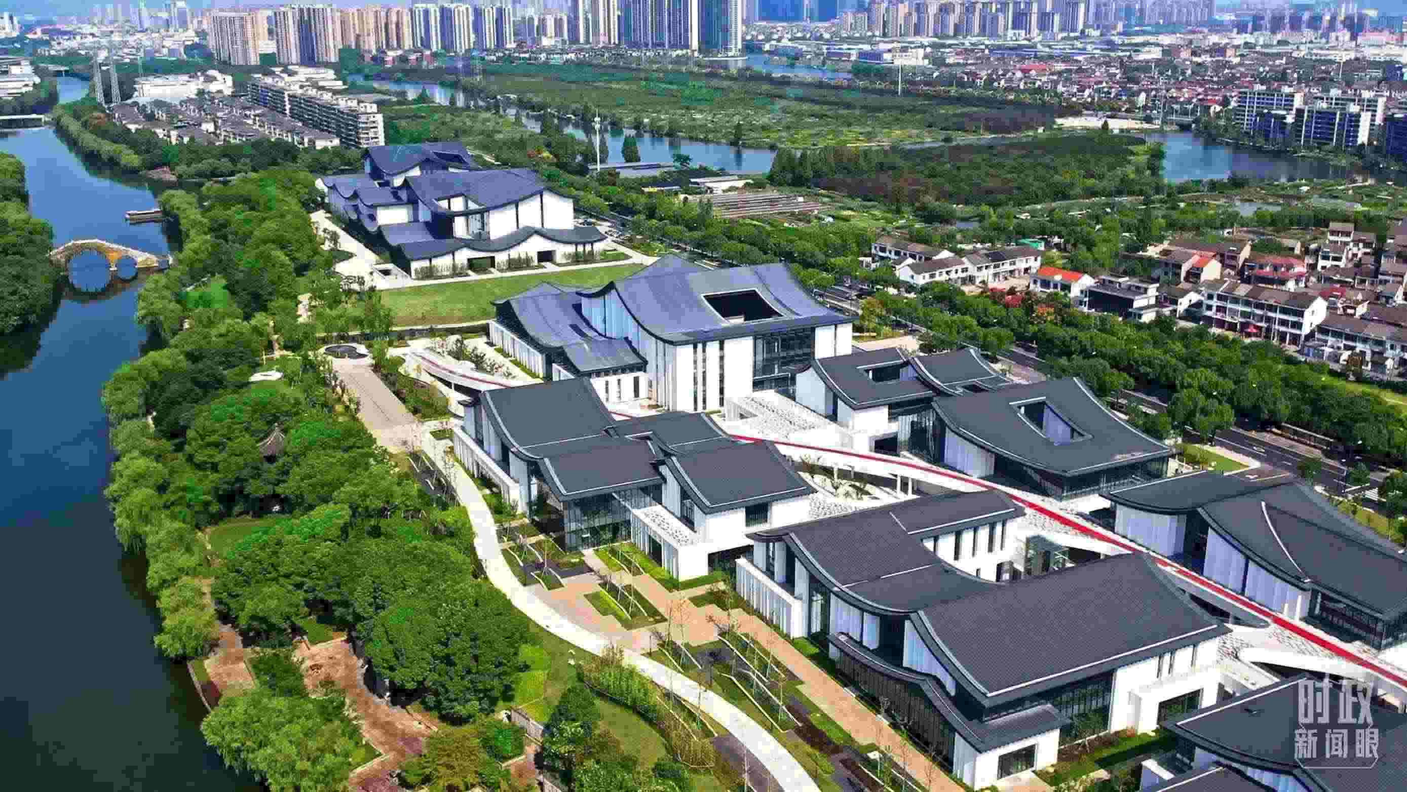 △臨河而建的浙東運河文化園。（總臺央視記者范凱拍攝）