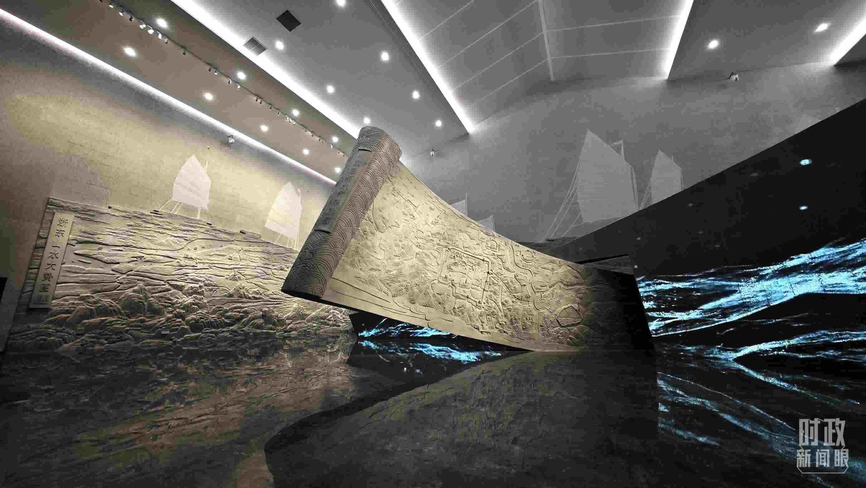 △博物館內的《浙東運河水利形勝圖》《浙東山水大勢圖》浮雕。（總臺央視記者彭漢明拍攝）