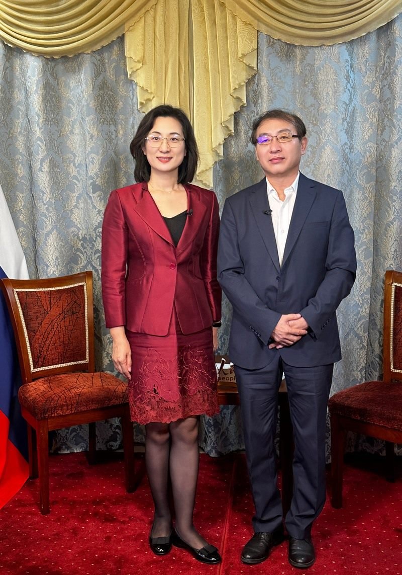 人民網(wǎng)黨委委員、副總編輯孫海峰（左一）專訪崔少純總領(lǐng)事。人民網(wǎng)記者 馬天翼攝