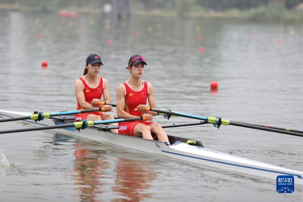 9月24日，鄒佳琪（左）/邱秀萍在決賽中。新華社記者 賈浩成 攝