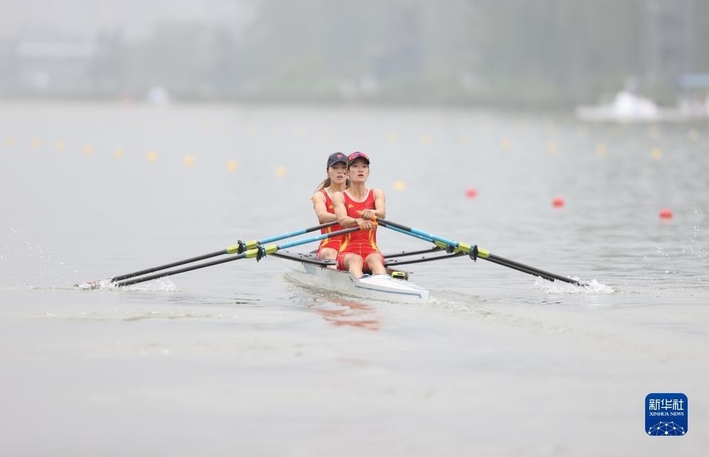 9月24日，鄒佳琪（左）/邱秀萍在決賽中。新華社記者 賈浩成 攝