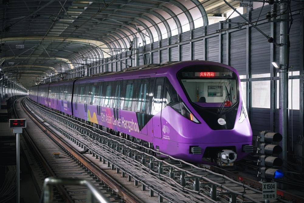 從杭州火車西站出發(fā)，地鐵19號線貫穿杭州火車東站、杭州蕭山機場，“亞運號”地鐵專列運行在這條線路上。