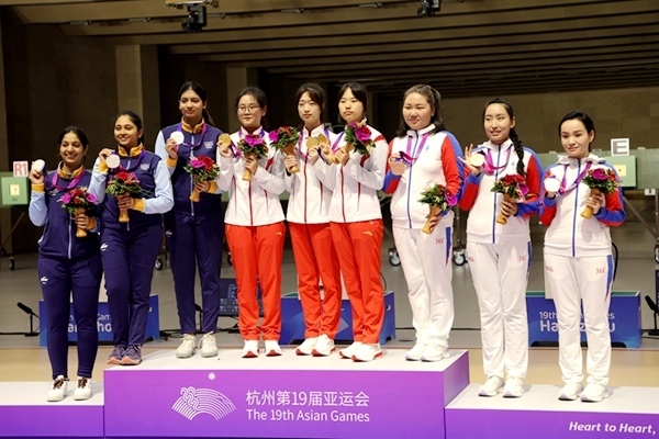 9月24日，杭州亞運(yùn)會(huì)射擊女子10米氣步槍團(tuán)體賽頒獎(jiǎng)儀式。人民網(wǎng)記者 胡雪蓉?cái)z
