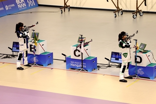 黃雨婷(左)、韓佳予在女子10米氣步槍個(gè)人賽比賽中。人民網(wǎng)記者 胡雪蓉?cái)z