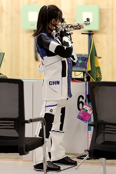 9月24日，黃雨婷在女子10米氣步槍團(tuán)體賽比賽中。人民網(wǎng)記者 胡雪蓉?cái)z