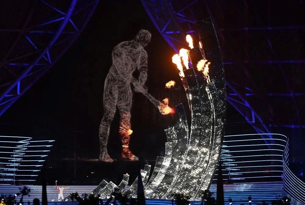 △“數(shù)字火炬手”點(diǎn)燃象征亞洲大團(tuán)結(jié)的亞運(yùn)之火。