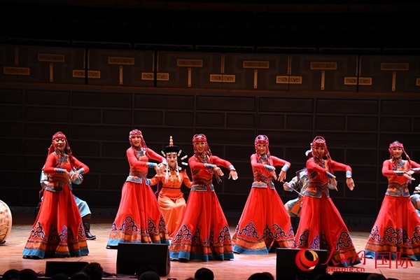 內(nèi)蒙古藝術(shù)劇院表演的《草原頌》劇照。人民網(wǎng)記者 殷淼攝