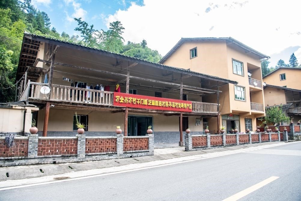 這是8月28日拍攝的危房改造后的村民張劍峰家。新華社記者 唐奕 攝