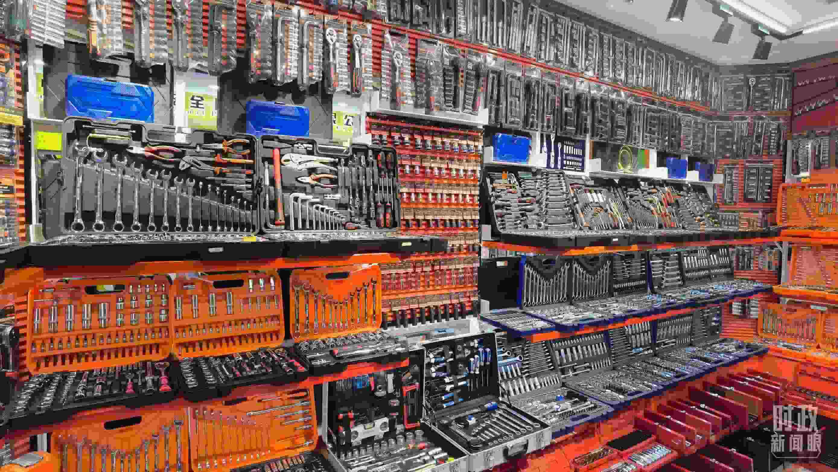 △義烏國際商貿(mào)城內(nèi)的一家五金店，貨品豐富。（總臺央視記者石丞拍攝）