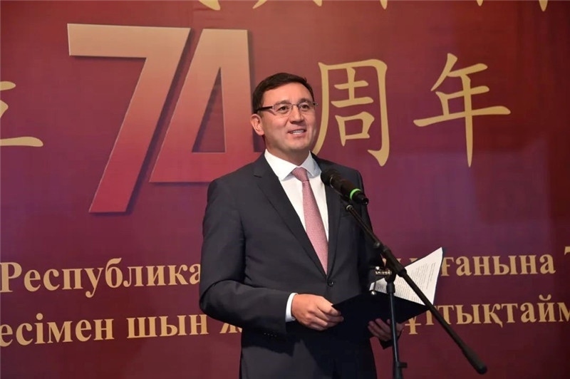 圖為哈外交部駐阿市代表布列格諾夫致辭。駐阿拉木圖總領館供圖