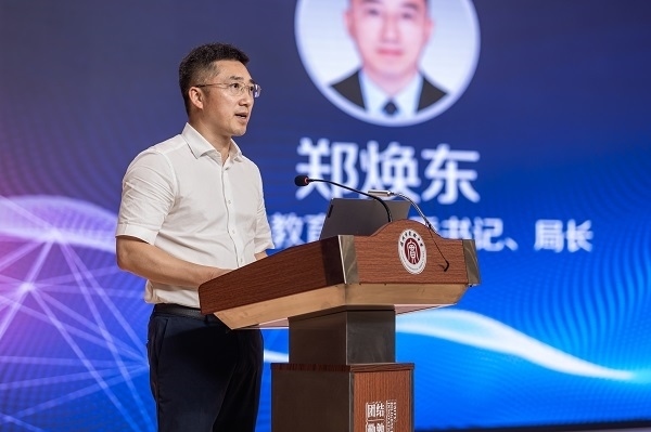  溫州市教育局黨委書記、局長鄭煥東講話。溫州市教育局供圖