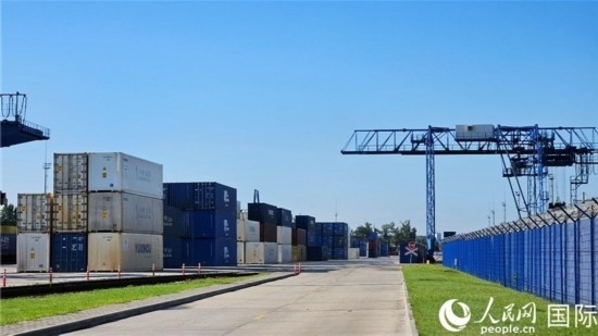  布列斯特北站，堆滿了來自中國的貨物。人民網(wǎng)記者 王震攝