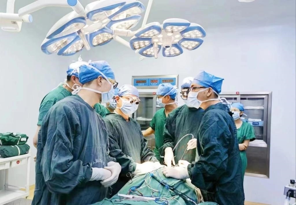 浙江省人民醫(yī)院畢節(jié)醫(yī)院的醫(yī)師團(tuán)隊(duì)正在為患者李老伯進(jìn)行手術(shù)。（王磊波 攝 新華社發(fā)）