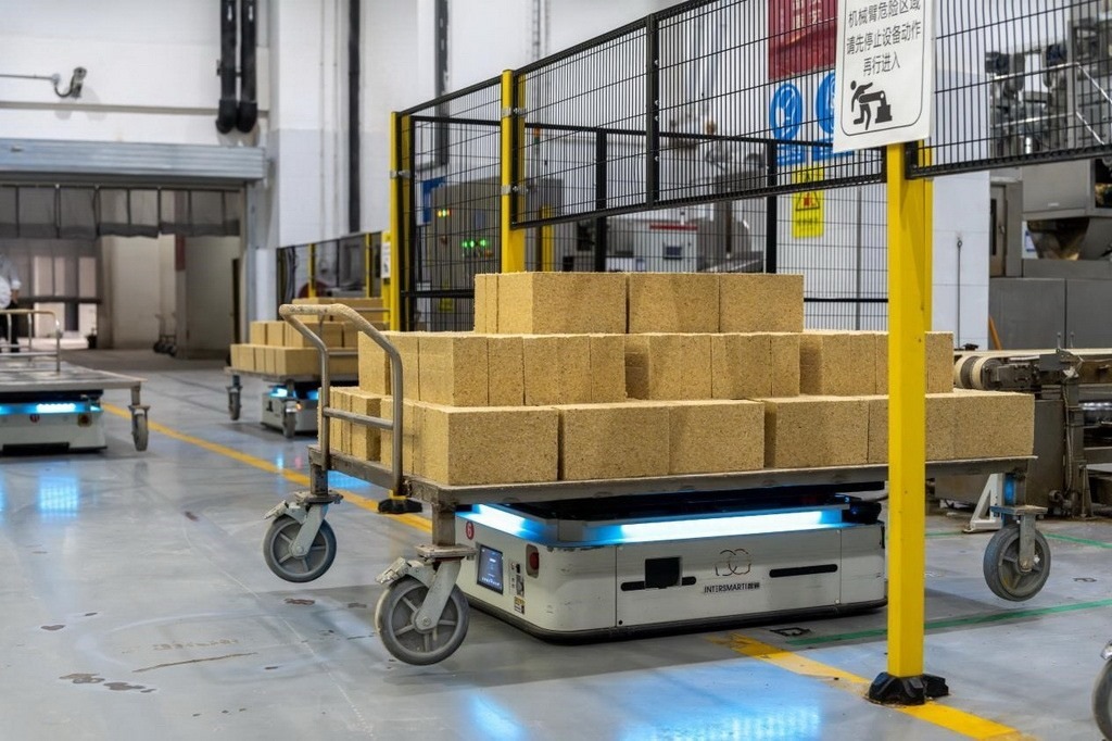 在701制曲車間，運輸機器人等智能化設(shè)備已實現(xiàn)規(guī)?；瘧?yīng)用。王哲攝