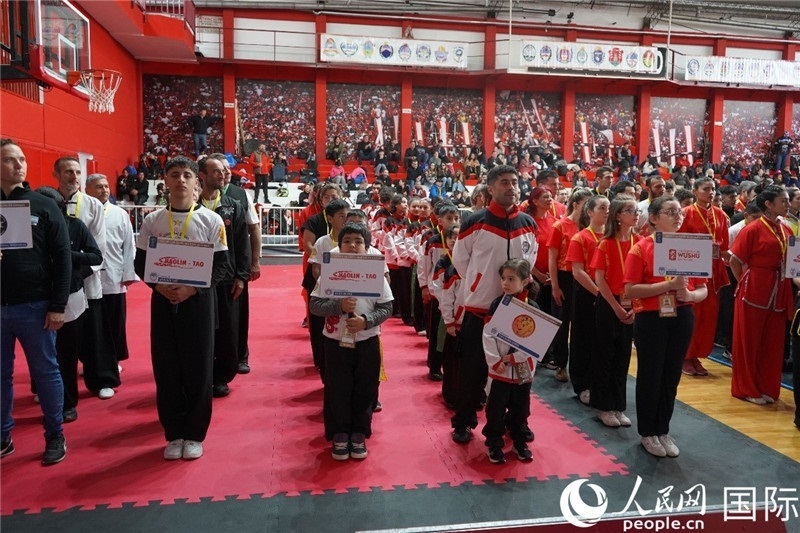 圖為開幕式現(xiàn)場運動員入場儀式。人民網(wǎng)記者 許放攝