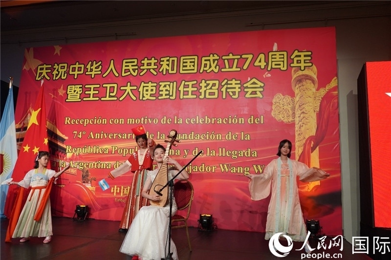 圖為招待會(huì)現(xiàn)場(chǎng)中國(guó)傳統(tǒng)樂(lè)器演奏和舞蹈展示。人民網(wǎng)記者 許放攝