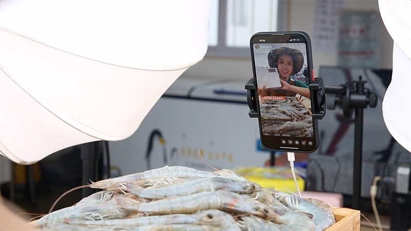 江蘇連云港，村民進行直播銷售。范堯攝