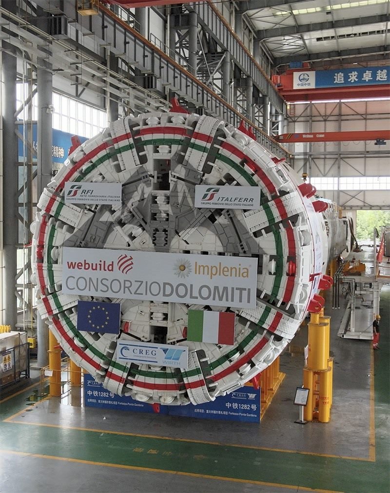 圖為中鐵裝備集團盾構(gòu)總裝車間。人民網(wǎng)記者 唐宋攝