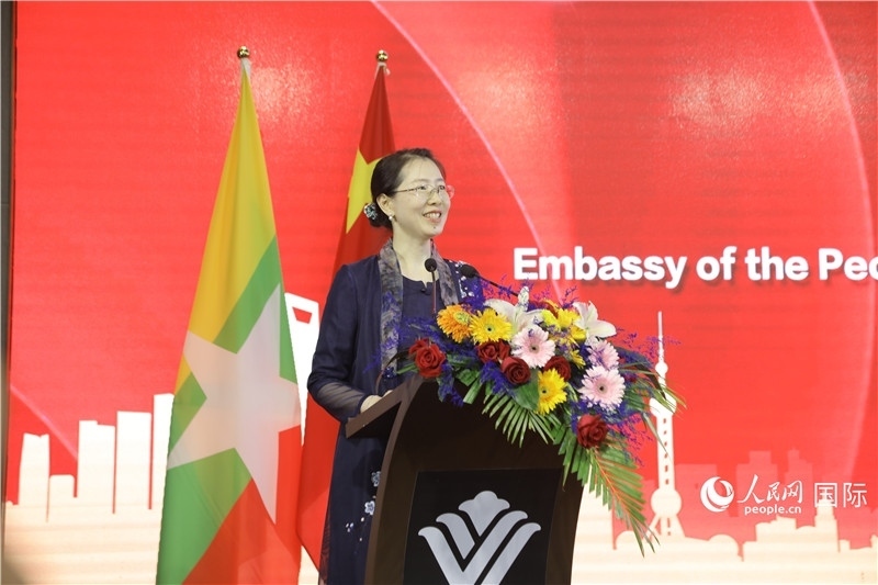 圖為使館臨時代辦曹靜致辭。人民網(wǎng)記者 謝佳君攝