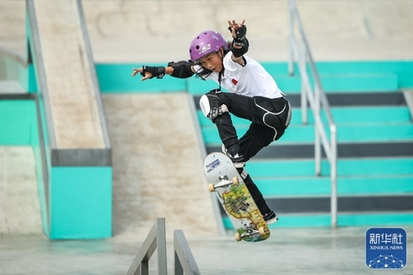 9月27日，中國選手崔宸曦在比賽中。當(dāng)日，在錢塘輪滑中心舉行的杭州亞運(yùn)會女子街式?jīng)Q賽中，中國選手崔宸曦以242.62分的成績奪得冠軍，曾文蕙獲得亞軍，日本選手伊藤美優(yōu)獲得季軍。新華社記者 潘昱龍攝