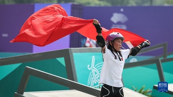 9月27日，崔宸曦在賽后慶祝奪冠。當(dāng)日，在錢塘輪滑中心舉行的杭州亞運(yùn)會女子街式?jīng)Q賽中，中國選手崔宸曦以242.62分的成績奪得冠軍，曾文蕙獲得亞軍，日本選手伊藤美優(yōu)獲得季軍。新華社記者 潘昱龍攝