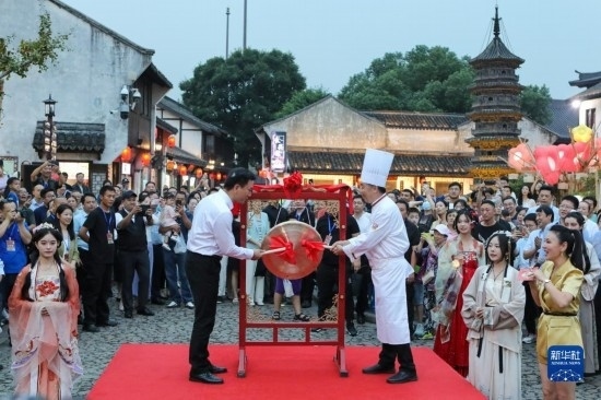 9月27日拍攝的2023年南翔國潮大會(huì)暨第十七屆上海南翔小籠文化展開幕儀式現(xiàn)場(chǎng)。