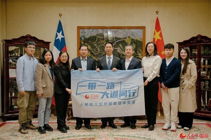 牛清報大使（中）與人民網(wǎng)、人民日報社記者合影。 人民網(wǎng)記者 張若涵攝