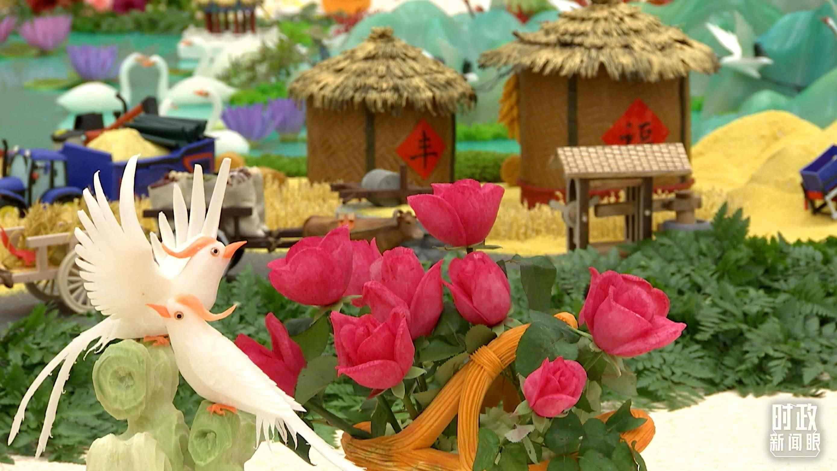 △宴會(huì)廳內(nèi)，節(jié)日氛圍濃郁。