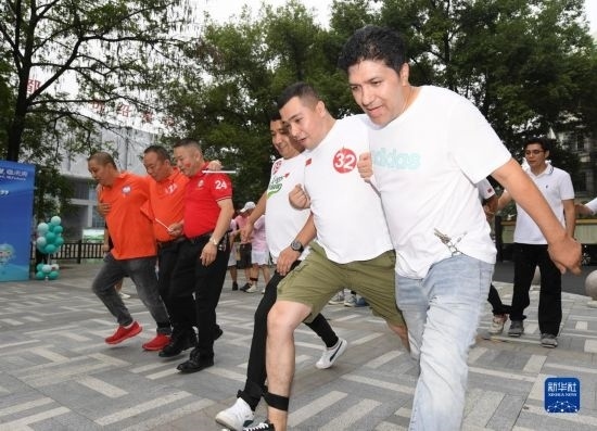 9月28日，在柯橋柯亭社區(qū)，各民族居民參加趣味運(yùn)動(dòng)會(huì)。