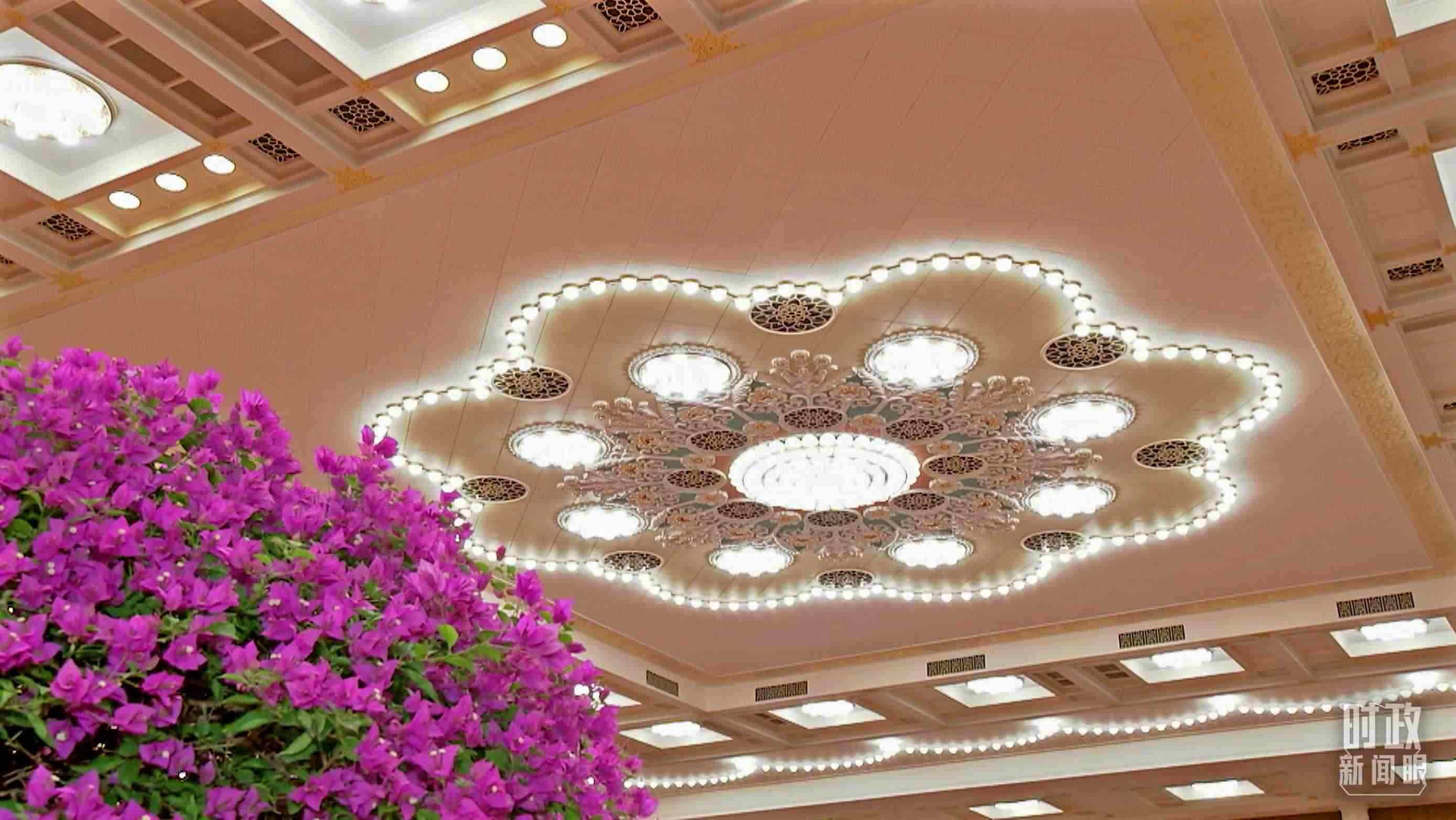 △人民大會(huì)堂宴會(huì)廳，華燈璀璨、鮮花綻放。