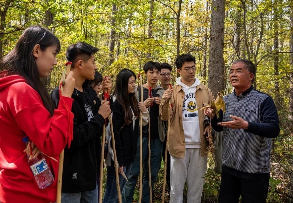 魏本勝為清華大學(xué)同學(xué)介紹長(zhǎng)白山人參文化。嚴(yán)磊攝