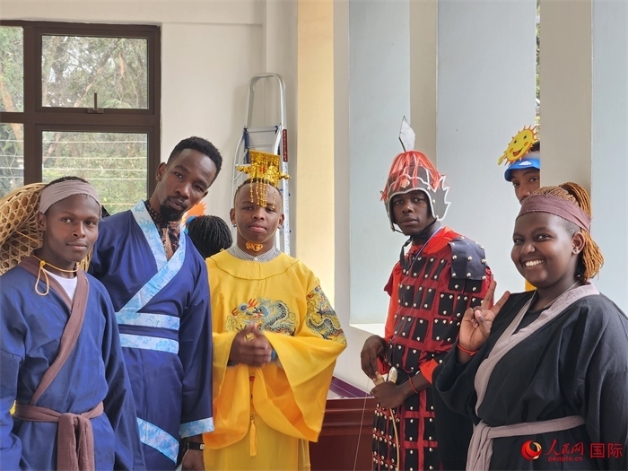 28日，肯尼亞內(nèi)羅畢大學(xué)孔子學(xué)院舉行“詩(shī)劇頌中秋，中肯共月明”中秋慶典，情景劇《嫦娥奔月》部分演員合影。人民網(wǎng)記者 黃煒鑫攝