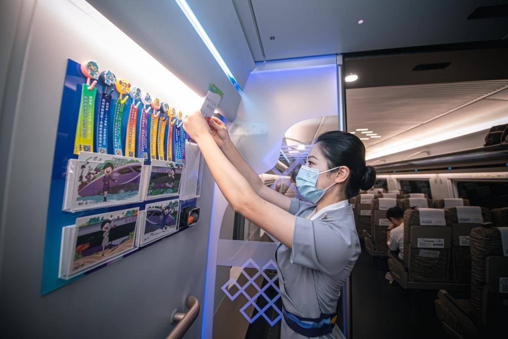 2023年9月16日，復(fù)興號(hào)亞運(yùn)智能動(dòng)車組列車正式載客運(yùn)營(yíng)。新華社記者 江漢 攝