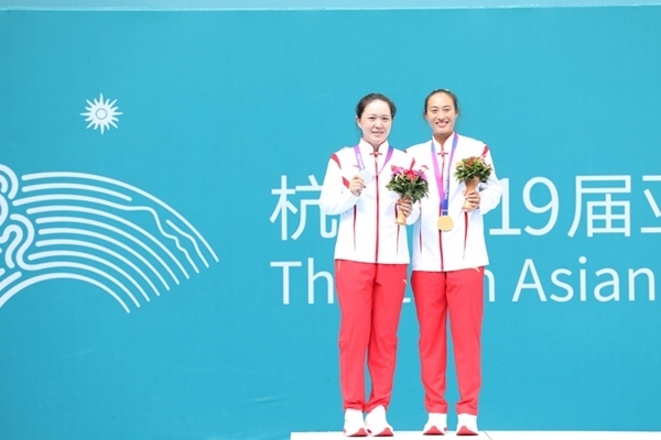 9月29日，鄭欽文(右)和朱琳在頒獎(jiǎng)儀式上合影。當(dāng)日，在杭州亞運(yùn)會(huì)網(wǎng)球女子單打決賽中，中國(guó)代表團(tuán)選手鄭欽文2:0戰(zhàn)勝隊(duì)友朱琳奪得冠軍。人民網(wǎng)記者 李乃妍攝