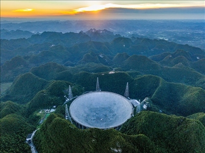 “中國天眼”全景（維護(hù)保養(yǎng)期間拍攝）。新華社記者 歐東衢 攝