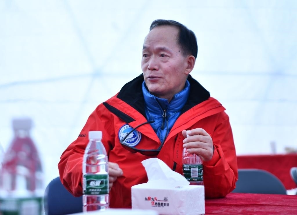 中國(guó)科學(xué)院院士、第二次青藏科考隊(duì)隊(duì)長(zhǎng)姚檀棟在卓奧友峰登山大本營(yíng)（9月29日攝）。新華社記者晉美多吉 攝