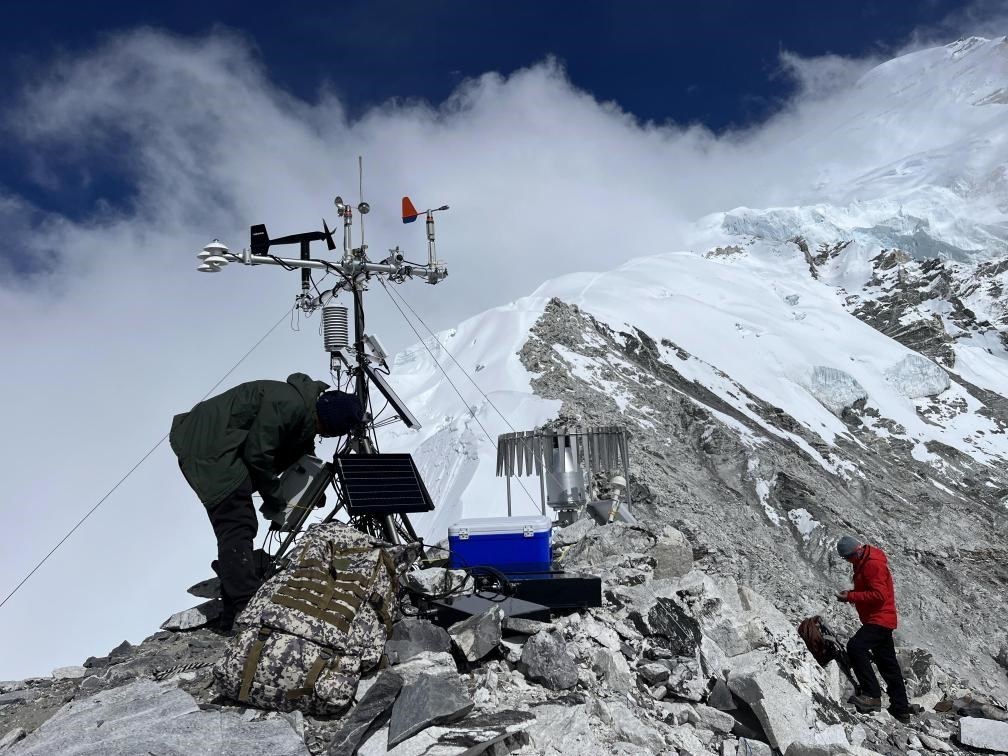 科考隊(duì)員在海拔6450米架設(shè)自動(dòng)氣象站（9月25日攝）。（圖片由第二次青藏科考隊(duì)科考隊(duì)員提供）