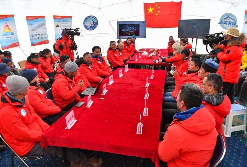 海拔4950米的卓奧友峰科考大本營(yíng)，科考隊(duì)員趙華標(biāo)（手拿麥克風(fēng)看電腦者）在宣讀剛剛接收到的頂峰氣象觀測(cè)數(shù)據(jù)，這標(biāo)志著峰頂自動(dòng)氣象站架設(shè)成功，成功傳回觀測(cè)數(shù)據(jù)（10月1日攝）。新華社記者晉美多吉 攝