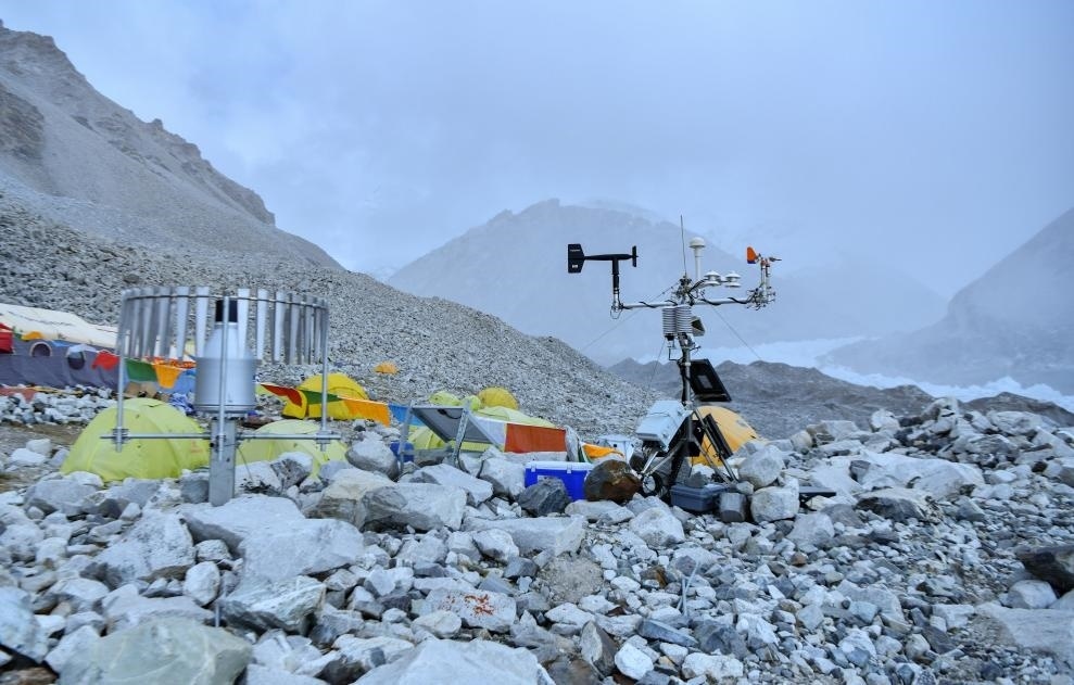 位于海拔5700米卓奧友峰前進(jìn)營(yíng)地的自動(dòng)氣象站（9月29日攝）。新華社記者晉美多吉 攝