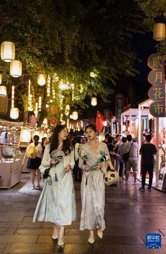 在成都寬窄巷子，兩位來自安徽的游客在新“十二月市”街區(qū)游覽（9月29日攝）。