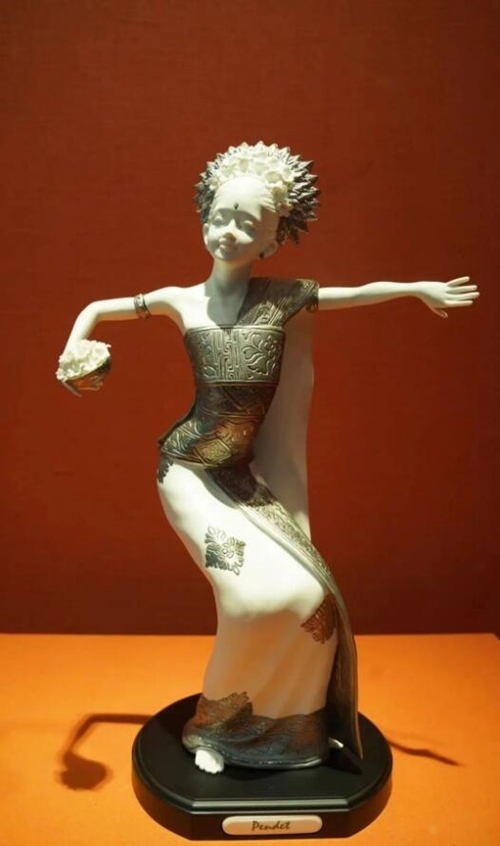 2013年10月，時任印度尼西亞總統(tǒng)蘇西洛贈送習(xí)近平主席的鑲錫瓷塑舞者。