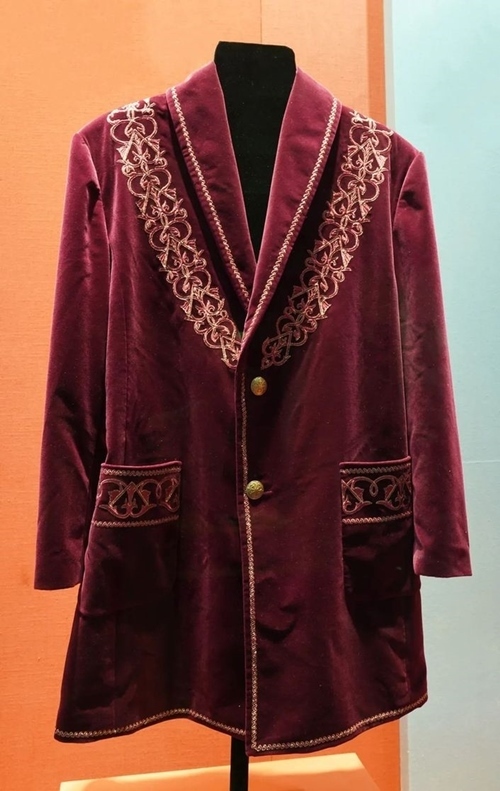 2013年9月，時任哈薩克斯坦總統(tǒng)納扎爾巴耶夫贈送習(xí)近平主席的哈薩克斯坦民族服裝。