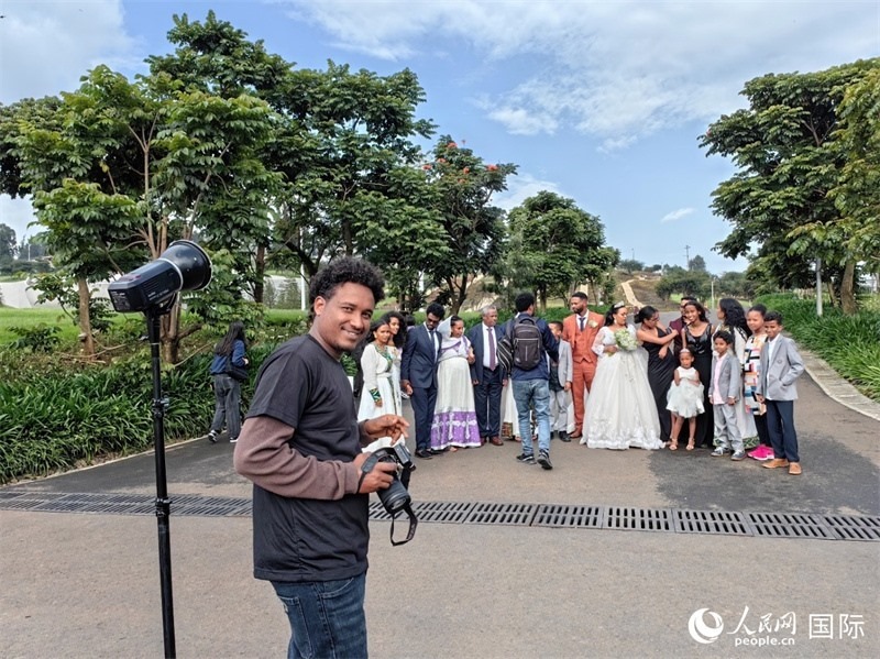 一對新人和親友在亞的斯亞貝巴友誼廣場合影。人民網(wǎng)記者 陳星星攝