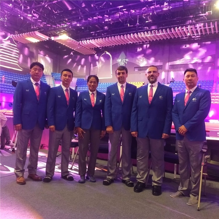 詹多斯·基亞諾夫與各國裁判員合影（左二）。 受訪者供圖