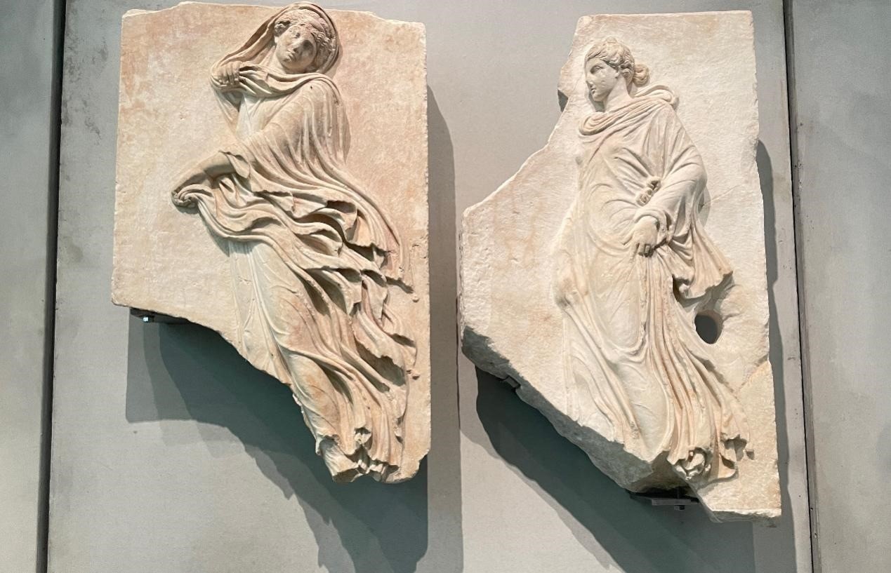 出自酒神劇場(chǎng)的浮雕，刻畫了舞者的形象。人民網(wǎng)記者 郭冠華攝