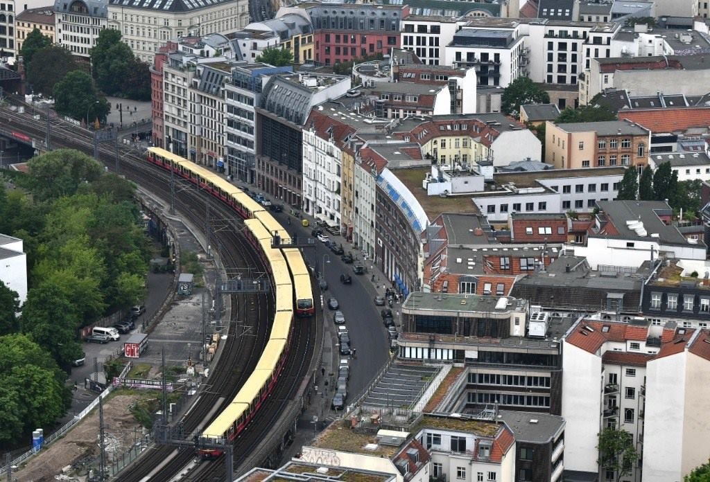 5月23日，列車(chē)在德國(guó)柏林市區(qū)行駛。新華社記者任鵬飛攝