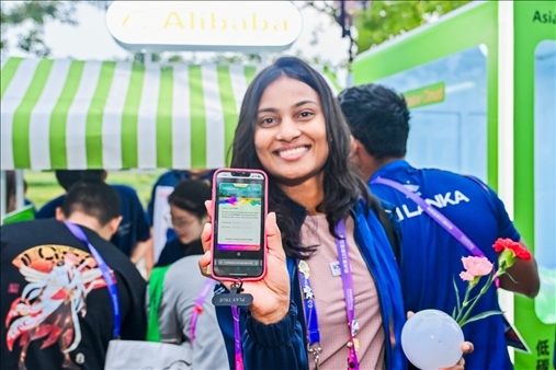 亞運村運動員正在展示個人的低碳賬戶。 受訪者供圖