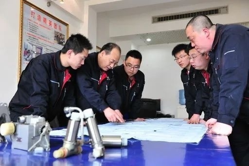 △李志強（左二）與班組成員在研究工作。