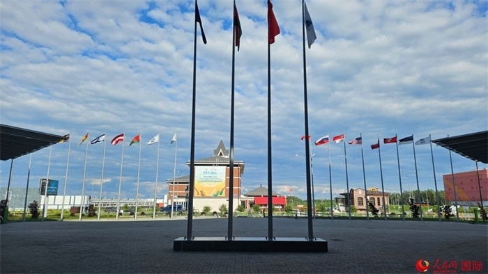 中白工業(yè)園內(nèi)，多國國旗飄揚。園區(qū)已有來自16個國家和地區(qū)的企業(yè)入駐。人民網(wǎng)記者 朱虹攝