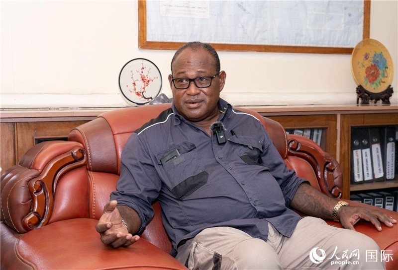 2023年9月13日，所羅門群島副總理兼基礎(chǔ)設(shè)施和發(fā)展部長(zhǎng)梅納西·梅蘭加在首都霍尼亞拉接受人民網(wǎng)記者專訪。人民網(wǎng) 賀吉攝